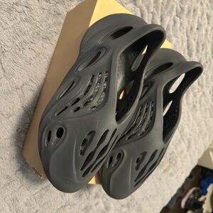 Foam runners onyx size 11